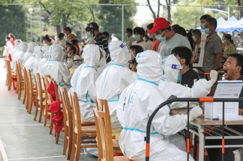 疫情最新动态下的邻里温情日常，本土疫情与邻里关怀的力量