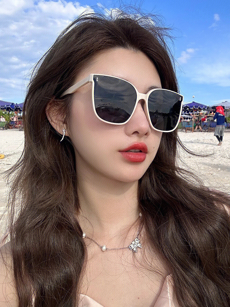 最新墨镜女，时尚之选还是个性展现？