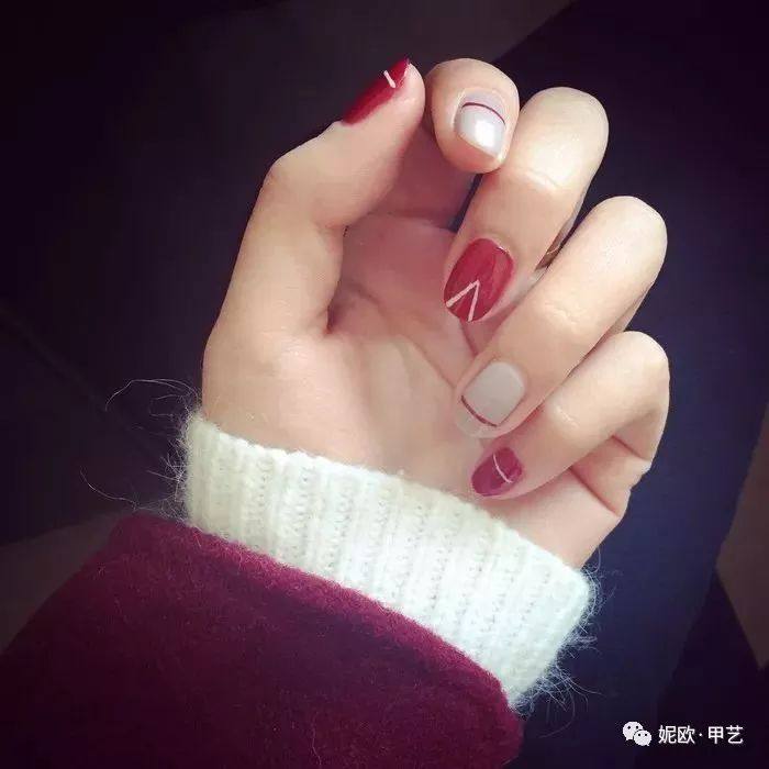 科技与时尚完美融合，最新订婚美甲潮流指南
