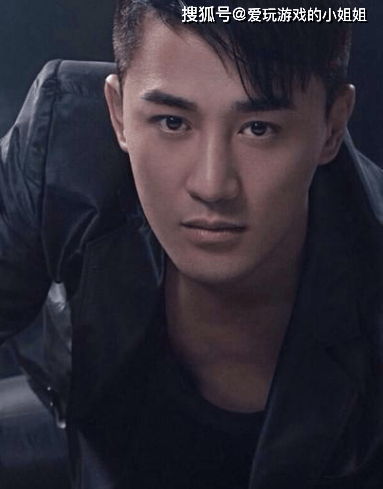 香港老明星男演员风采荟萃，岁月沉淀的智慧与自信之源