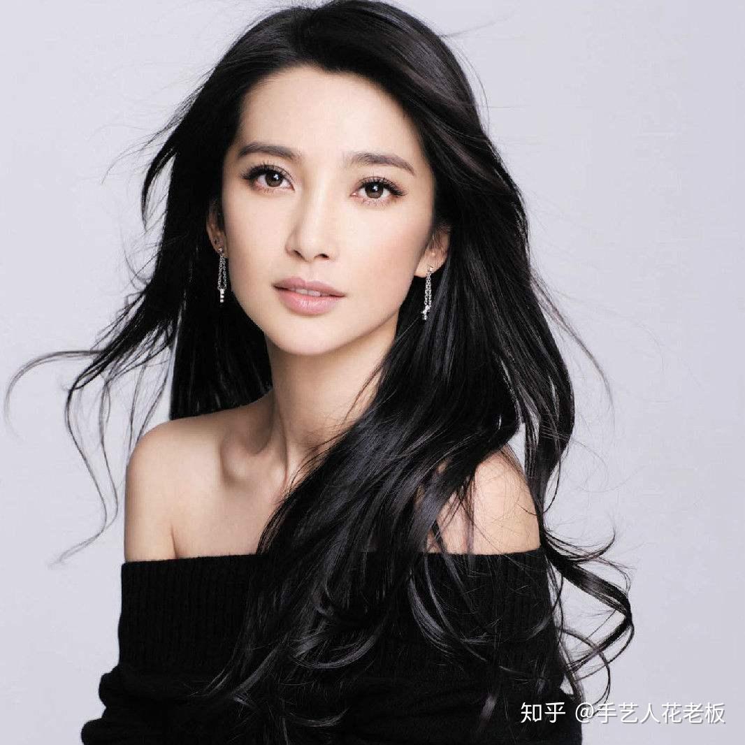 长脸女明星的自信之路，她们如何以独特魅力与变化照亮世界舞台！